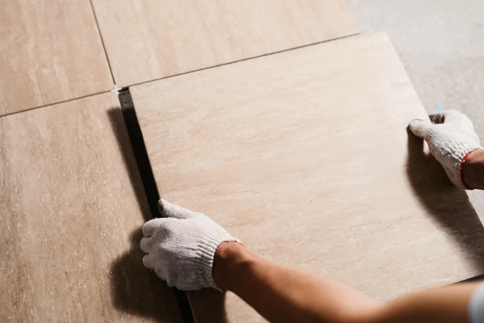 Un charpentier utilise un carré de cadrage pour marquer un trou dans une pièce de mobilier